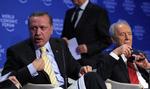 En rødglødende tyrkisk præsident, Recep Tayyip Erdogan, opgiver diskussionen i Davos og forlader fredsmødet foran den israelske præsident Shimon Peres.. 