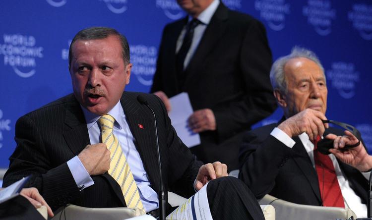 En rødglødende tyrkisk præsident, Recep Tayyip Erdogan, opgiver diskussionen i Davos og forlader fredsmødet foran den israelske præsident Shimon Peres.. 