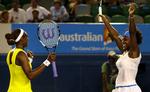 Serena Williams (th.) gør klar til et søsterknus af de helt store efter finalesejren over Ai Sugiyama og Daniela Hantuchova. 