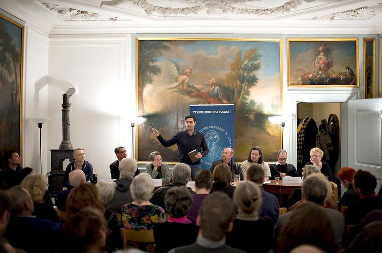 Panelet, set fra højre: Helle Merete Brix, forfatter, redaktør, Klaus Rothstein (forfatter, kommentator og tidl. præsident for Dansk PEN), Uwe Max Jensen, kunstner, Klaus Slavensky (Det Danske Center for Menneskerettigheder og PEN), Farshad Kholgi, skuespiller, Lene Andersen, forfatter, redaktør, Kahttan Jasim, politolog og digter, Peter Legård Nielsen, formand for Danske Skønlitterære Forfattere. Ordstyrer: Mikael Jalving, historiker.  Foto: Miriam Dalsgaard 