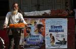 Plakater reklamerer for den oscar-nominerede film 'Slumdog Millionaire' i Allahabad i Indien. Filminstruktøren siger, at man ikke skal lægge for meget i titlen. 