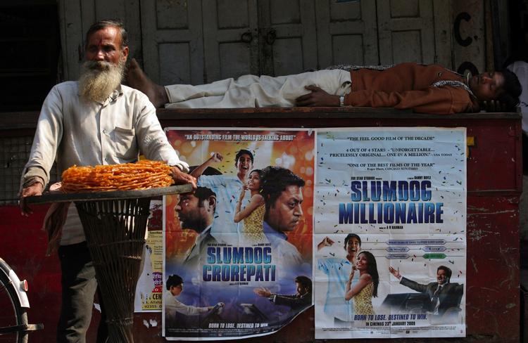 Plakater reklamerer for den oscar-nominerede film 'Slumdog Millionaire' i Allahabad i Indien. Filminstruktøren siger, at man ikke skal lægge for meget i titlen. 