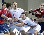 Der bliver flået og revet i kampene i kampen omkring stregen. Og Michael Knudsen er i fokus både i angreb og forsvar. Arkivfoto. 