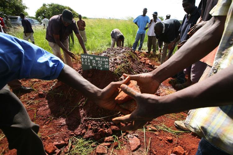 I går blev Martha Williams begravet - en af de godt 3.000 zimbabweanere, der er døde under en raserende kolera-epidemi. 