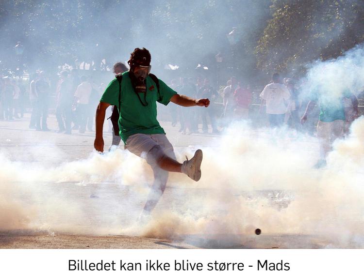 Højere vinpriser kan være med til at skabe ro blandt især franske vinbønder, der, som her i Montpellier sidste sommer, reagerer voldsomt, når de ikke får den pris for deres vin, som de mener, de skal have. 