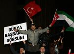Tilhængere af Tyrkiets premierminister Tayyip Erdogan tog begejstret imod ham uden for Ataturk lufthavnen i Istanbul. 