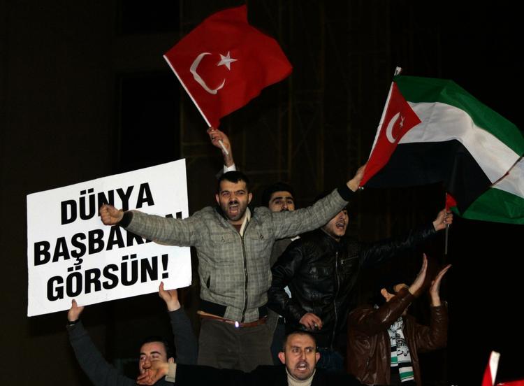 Tilhængere af Tyrkiets premierminister Tayyip Erdogan tog begejstret imod ham uden for Ataturk lufthavnen i Istanbul. 