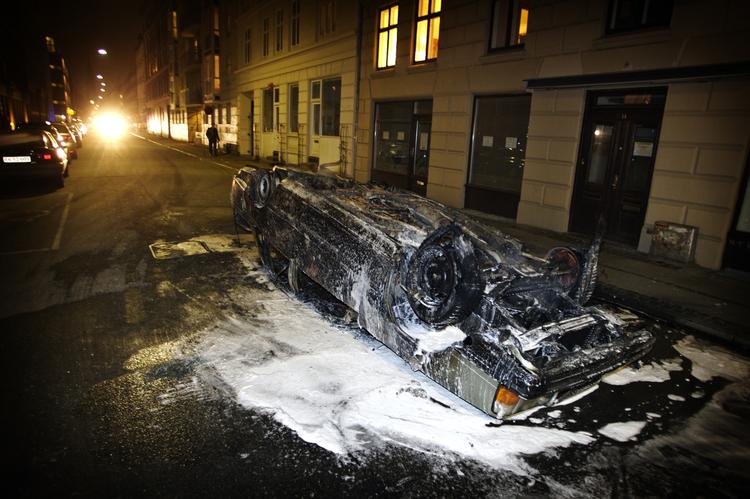 De københavnske sportshaller skal holde sent åbent for at forhindre ballade, som da unge i februar 2008 hærgede på Nørrebro i København. 