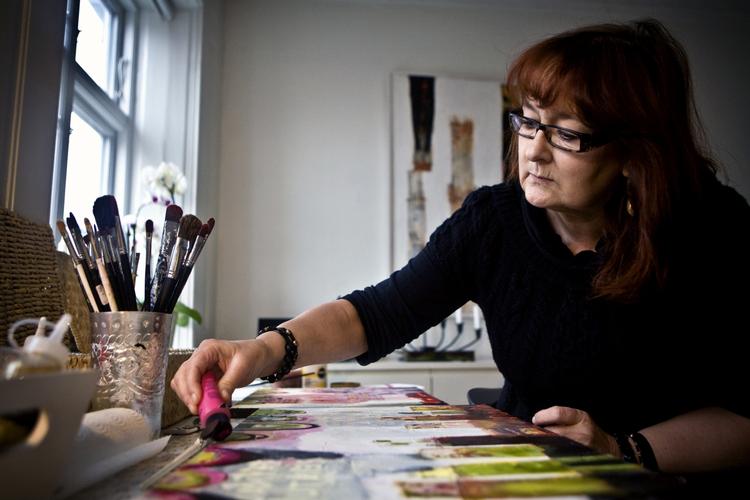 Når jobbet indeholder en del arbejde med tal, er det en skøn kontrast for Karin Strøm Olsen i fritiden at dyppe penslen i akrylfarver. 