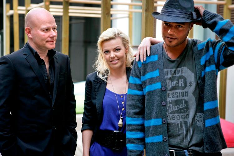 De tre dommere Thomas Blachman, Lina Rafn og Remee skal nu i gang med at snævre feltet ind i 'X Factor'. 