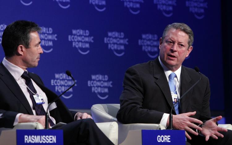 Anders Fogh Rasmussen foreslår et hurtigt klimatopmøde. Her ses han i Davos ved siden af klimadebattør Al Gore. 