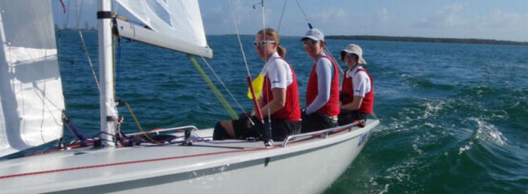 Lotte Meldgaard (th.), Tina Schmidt og Trine Palludan optrådte i røde trøjer, da de havde sejlet sig op på tredjepladsen, men den placering forbedrede de i dag. Foto: matchraceteam.dk 