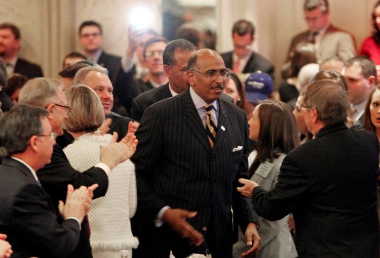 Michael Steele, i midten, bliver lykønsket efter at have vundet valget til formandsposten i Det Republikanske Parti. 