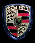 Et øjenvidne siger til Ekstra Bladet, at det blandt andet var biler af mærket Porsche Cayenne, der blev konfiskeret. 