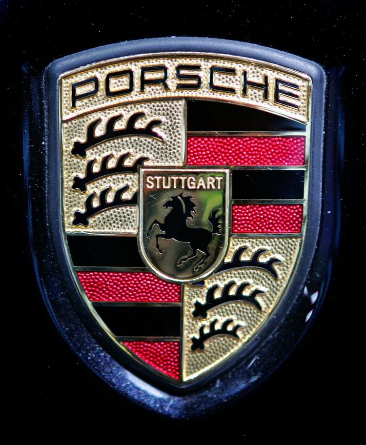 Et øjenvidne siger til Ekstra Bladet, at det blandt andet var biler af mærket Porsche Cayenne, der blev konfiskeret. 