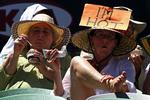 Tilskuere til tennisturneringen Australian Open sveder. 