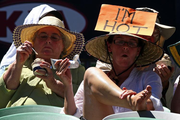 Tilskuere til tennisturneringen Australian Open sveder. 