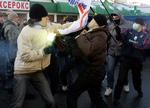 Det var ikke bare politiet, som ville stoppe protsterne mod Putin. Her er det pro-Putin demonstranter (th.), der kommer i karambolage med Putin-kritikere. 