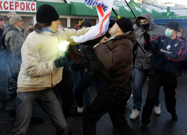 Det var ikke bare politiet, som ville stoppe protsterne mod Putin. Her er det pro-Putin demonstranter (th.), der kommer i karambolage med Putin-kritikere. 