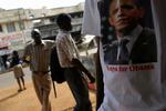 Obama t-shirts er højeste mode i Kenya, hvor præsidentens far kom fra og levede. Her bor også flere af Barack Obamas familiemedlemmer, blandt andet en halvbror. 