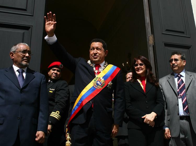 Venezuelas præsident Hugo Chavez - her fotograferet foran kongresbygningen i Caracas -  forlanger terrorist udleveret fra USA. Arkiv 