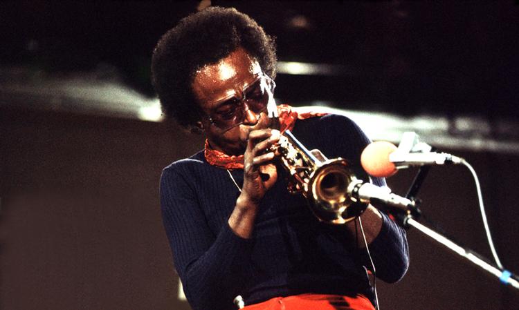 Genialt.  Kind of Blue 50th Anniversary  Bokssættet rummer en masse lyd - og billedgodter for musiknørder. 