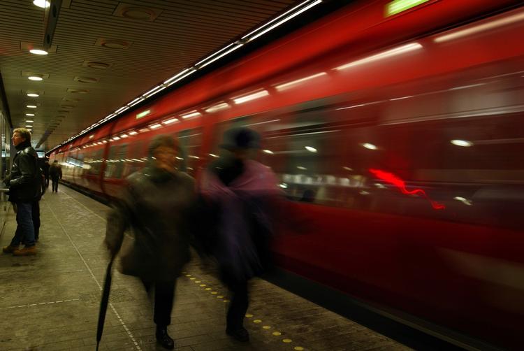 Der kører næsten uafbrudt tog til og fra Nørreport Station. Heldigvis blev en mand reddet op, efter at han havde fået en skalle. (Arkivfoto) 