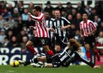 Fabricio Coloccini (liggende) var i en uheldig hovedrolle, da Sunderland bragte sig foran. 
