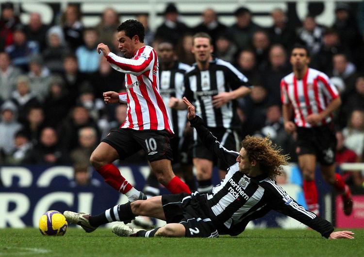 Fabricio Coloccini (liggende) var i en uheldig hovedrolle, da Sunderland bragte sig foran. 