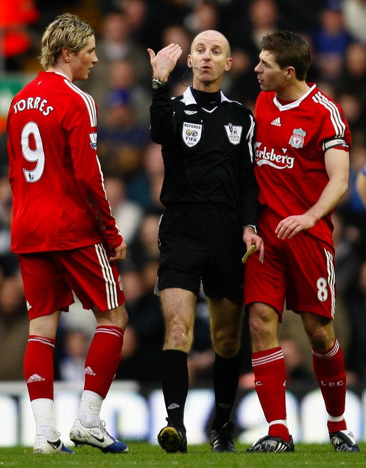 Fernando Torres scordde to gange til aller sidst i kampen, mens dommeren viste Frank Lampard ud for en tvivlsom  tackling. 