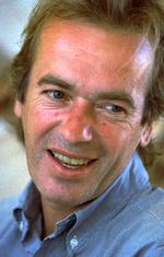 Den britiske forfatter Martin Amis skriver her bl.a., at John Updike 'førte romanen til et nyt niveau af intimitet'. 