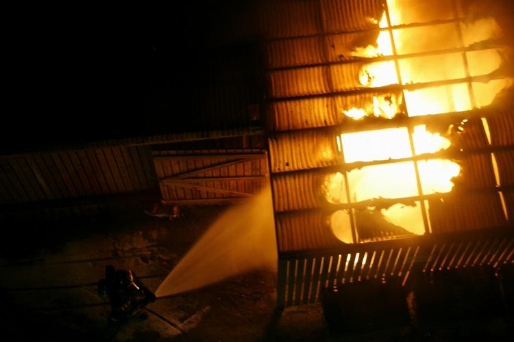 På Dortheavej i Københavns Nordvestkvarter blev der sat ild til to biler ved Ungdomshuset. Men der er tilsyneladende ingen forbindelse mellem brandene og de unge i huset. 