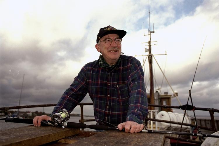 »Vi skubber idealisterne til side, og det skal vi lade være med«, mener tidligere udenrigsminister Uffe Ellemann-Jensen. Han er med i dommerpanelet, som skal vælge Årets Idealist 2008. 