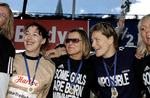 Anja Andersen og et par hendes stjerner efter Champions League-sejren over Krim Ljuljana i 2004. Nu er træneren gået til FCK, mens Slagelse er gået konkurs. 