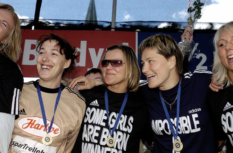 Anja Andersen og et par hendes stjerner efter Champions League-sejren over Krim Ljuljana i 2004. Nu er træneren gået til FCK, mens Slagelse er gået konkurs. 