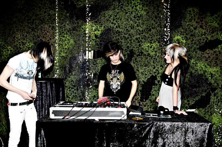 DJ Defination Star (midten) spiller op til dans på emo-, goth- og rockklubben Faust. Det er et meget  lille miljø, der dyrker den alternative rock i Danmark, så der er mange stamkunder. Foto: Martin Bubandt 