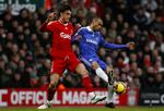 José Bosingwa (i blåt) i regulær nærkamp med Liverpools Albert Reira. Senere i kampen slog det klik for portugiseren. 