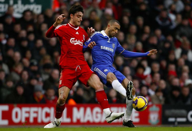 José Bosingwa (i blåt) i regulær nærkamp med Liverpools Albert Reira. Senere i kampen slog det klik for portugiseren. 