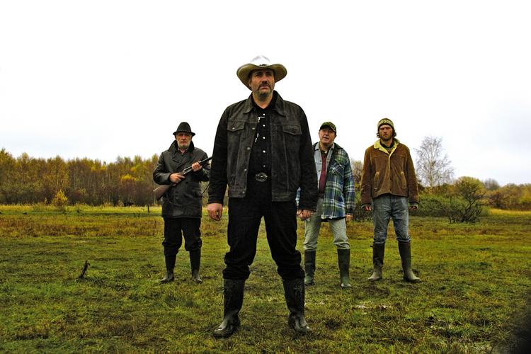 En lille håndfuld af Skarrilds stolte sønner. Den Skarrild Henrik Ruben Genz har fundet på. Ikke den landsby, der ligger i Herning Kommune. 