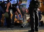 Israelsk politi undersøger rakethylsteret i Ashkelon. 