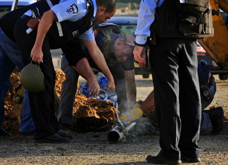 Israelsk politi undersøger rakethylsteret i Ashkelon. 