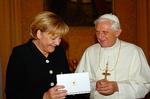 Angela Merkel under et tidligere møde med pave Benedict XVI. Arkivfoto. 