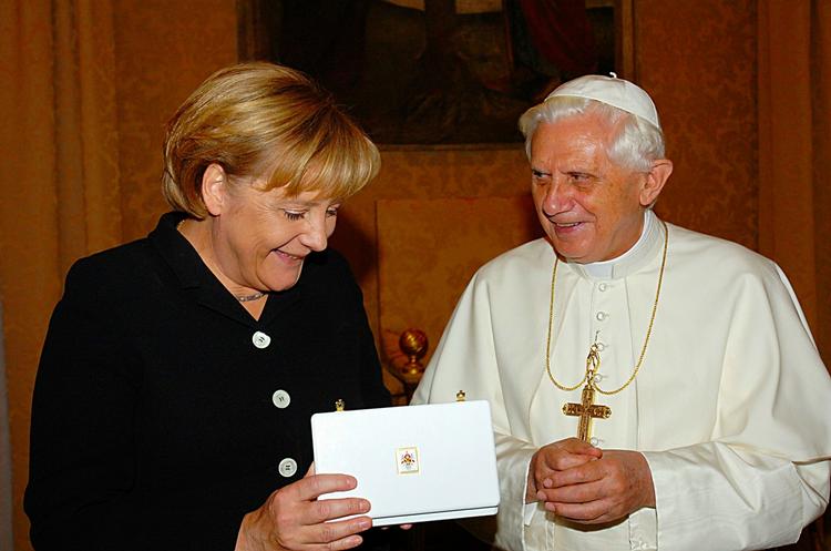 Angela Merkel under et tidligere møde med pave Benedict XVI. Arkivfoto. 