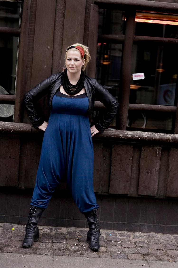 Gademoden følger sine egne regler, som her hos Katrine, der har pynt af bomuldsnor, velcro og perleplade-perler. Stem på den gademode-stil, du synes er bedst. 