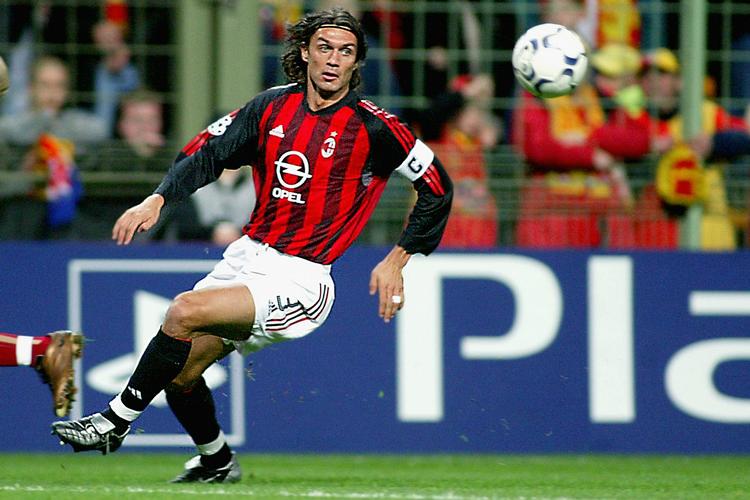 Paolo Maldini stoppede karrieren på det italienske landshold i 2002, og i fjor tilkendegav han også, at han ville stoppe med at spille i Milans trøje, men den bærer han stadigvæk, og nu vil han prøve endnu engang i den azurblå. 