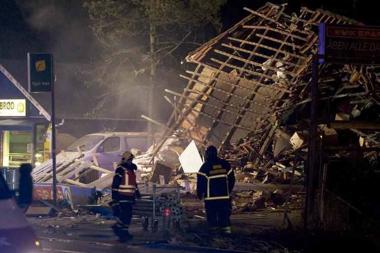 Ved eksplosionen blev taget løftet af huset, inden væggene kollapsede og tagkonstruktionen faldt ned. 
