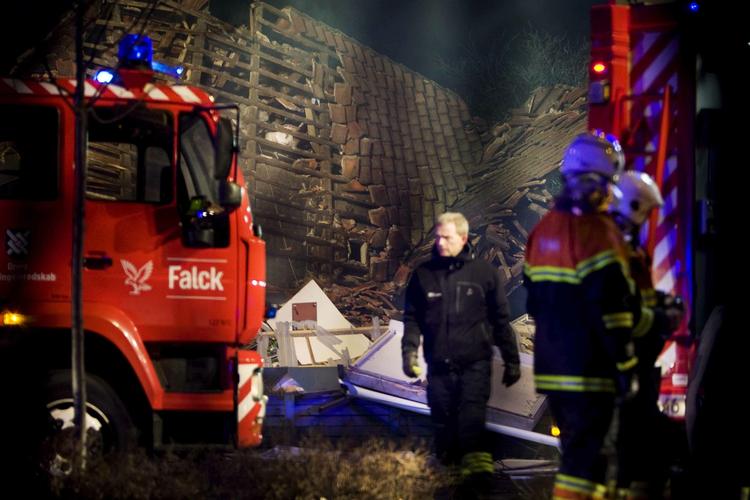 Politi og brandvæsen på arbejde på stedet umiddelbart efter eksplosionen. 
