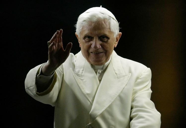 Pave Benedikt XVI har taget en holocaustfornægtende biskop til nåde,  og det har vakt bestyrtelse flere steder i verden. 