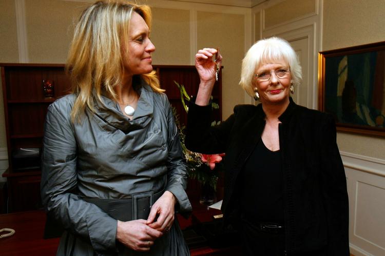 Islands nye statsminister, Johanna Sigurdardottir modtog nøglerne til sit kontor af ministeren for undervisning, videnskab og kultur, Thorgerdur Katrin Gunnasdottir (tv.) i søndags. 