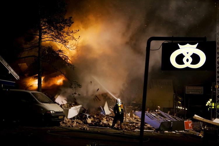 Der opstod rigtig brand i ruinen tirsdag aften. Onsdag morgen vil politiets teknikere gennemgå ruinerne for at søge at fastslå årsagen til eksplosionen. 